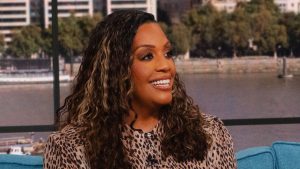 Alison Hammond’s Rixo cotton blouse: il perfetto abbinamento con jeans per ogni occasione.