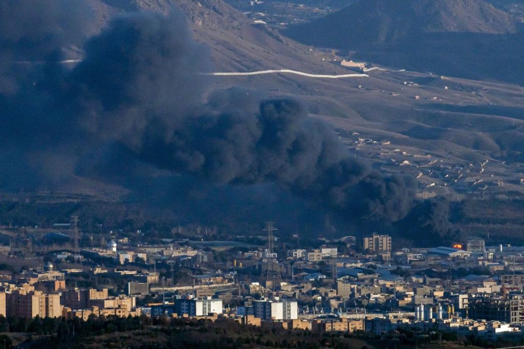 Attacco americano in Iran: due imbarcazioni civili colpite, cinque vittime riportate.
