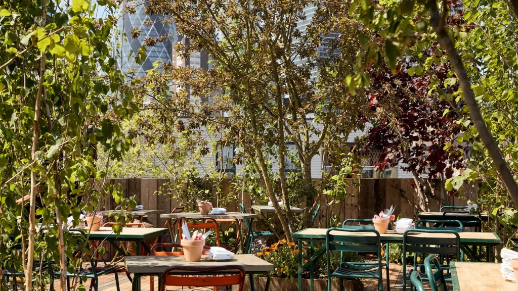 Scopri i migliori 11 rooftop bar a Shoreditch, Londra, per serate indimenticabili all’aperto.