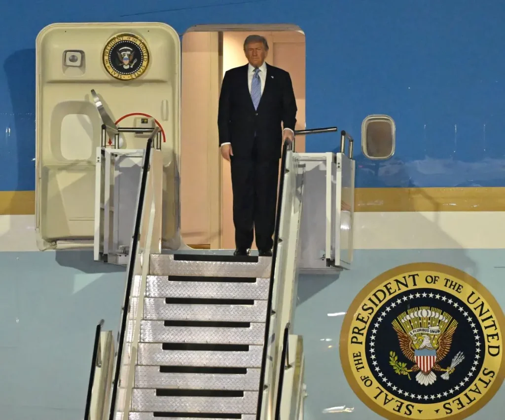 Trump arriva a Pechino: prima visita di un Presidente USA in 9 anni. Guarda il video!