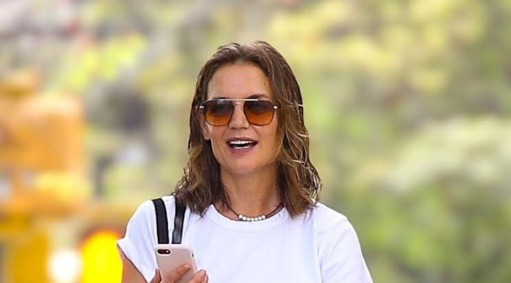 Katie Holmes: l’abbinamento perfetto per l’estate con t-shirt bianca e gonna maxi.