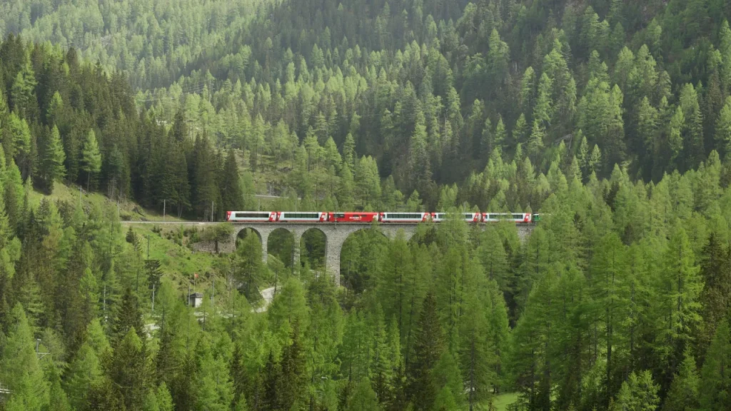 Glamour d’epoca e paesaggi mozzafiato: i viaggi in treno estivi più belli d’Europa.