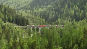 Glamour d’epoca e paesaggi mozzafiato: i viaggi in treno estivi più belli d’Europa.
