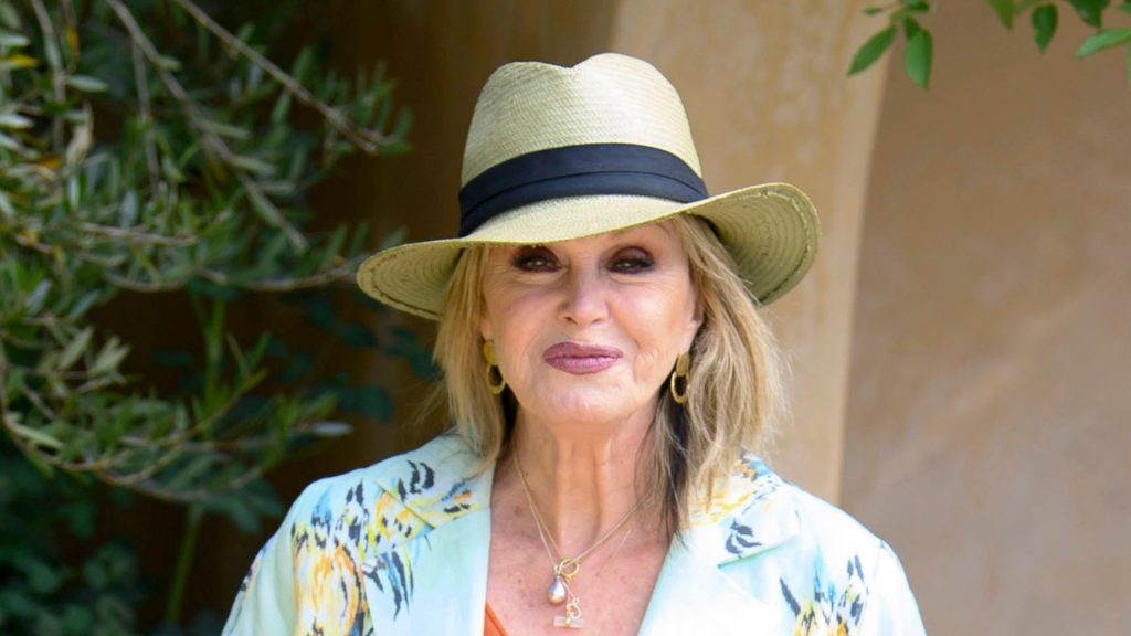 Joanna Lumley’s floral linen jacket: the perfect stylish choice for unpredictable weather at Chelsea Flower Show.