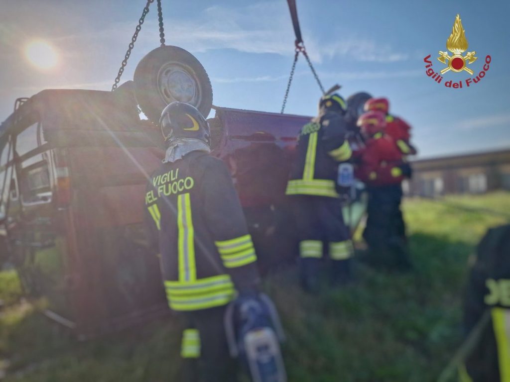 Tragico incidente: minivan finisce in canale nel Veneziano, tre vittime.