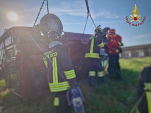Tragico incidente: minivan finisce in canale nel Veneziano, tre vittime.