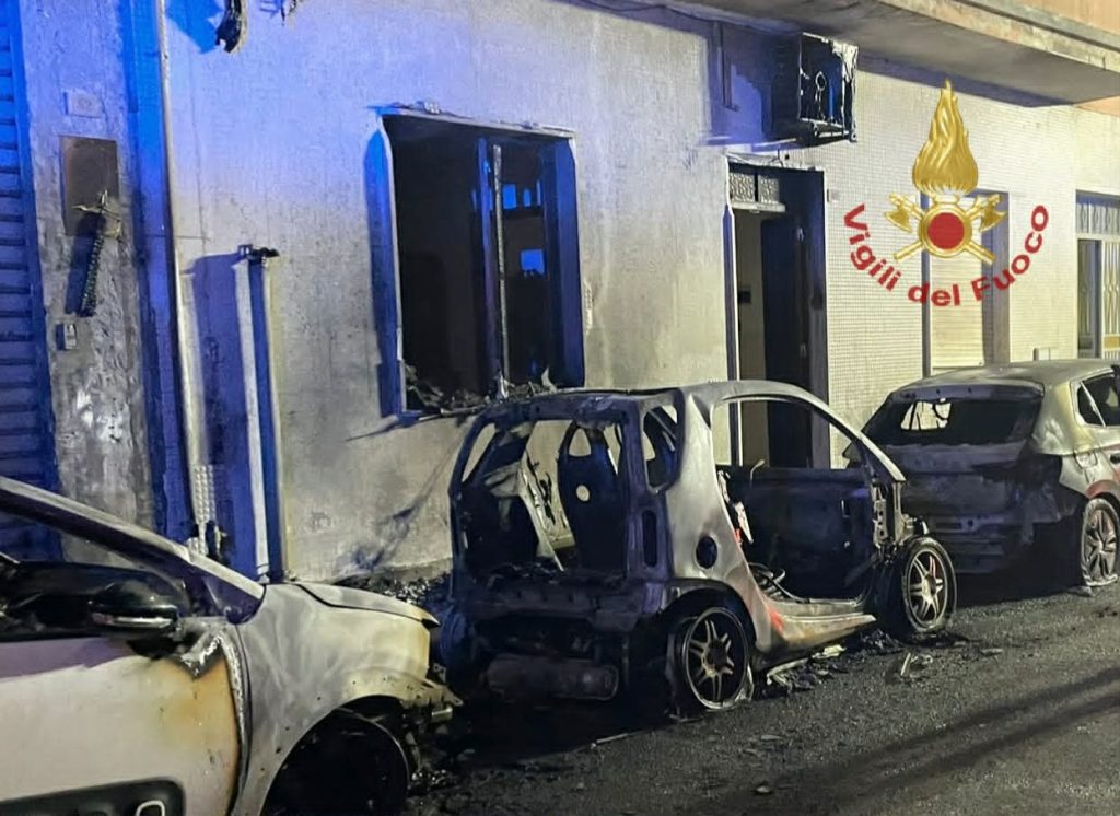 Incendio a Quartu Sant’Elena: tre auto distrutte, evacuata famiglia, un intossicato.