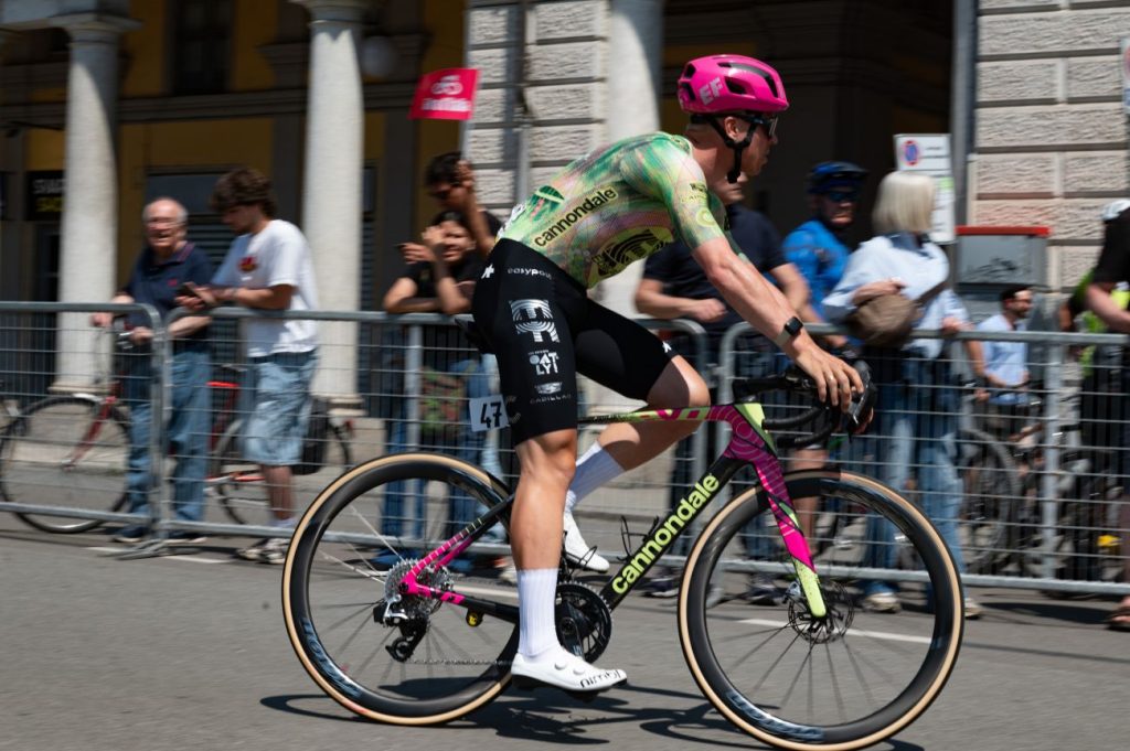 Valgren vince da solo la diciassettesima tappa del Giro, Vingegaard mantiene la maglia rosa.