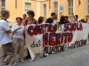 Sciopero scuola 7 maggio: studenti protestano contro sfruttamento e leva militare del governo Meloni.