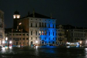 Palazzo Balbi illuminato di blu per il World Wish Day in Veneto.