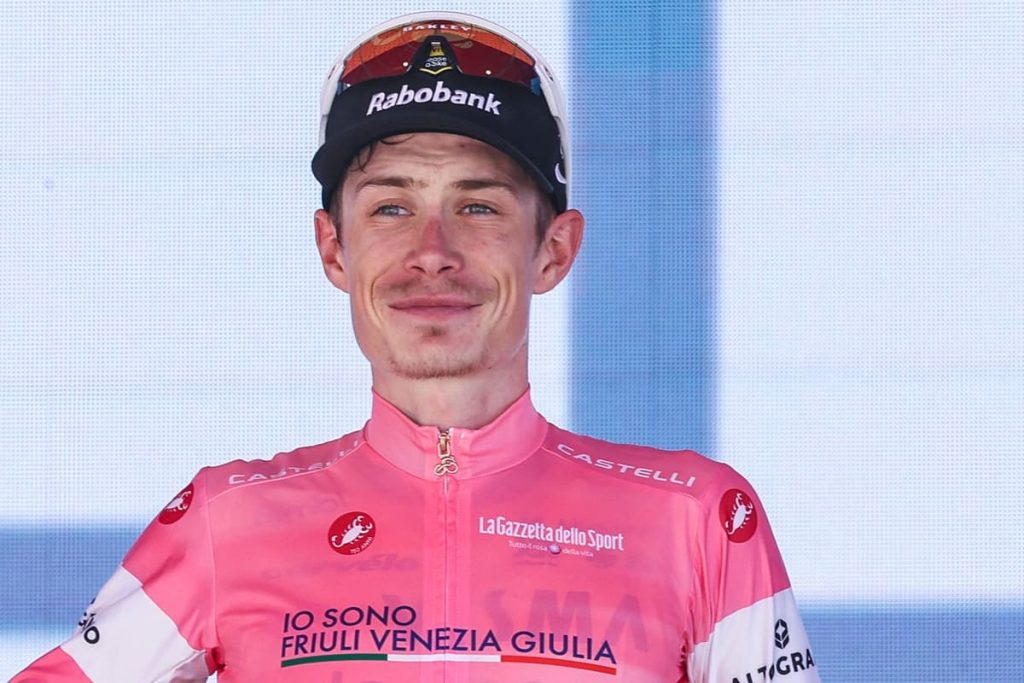 Vingegaard trionfa nella sedicesima tappa del Giro d’Italia, consolidando la maglia rosa.