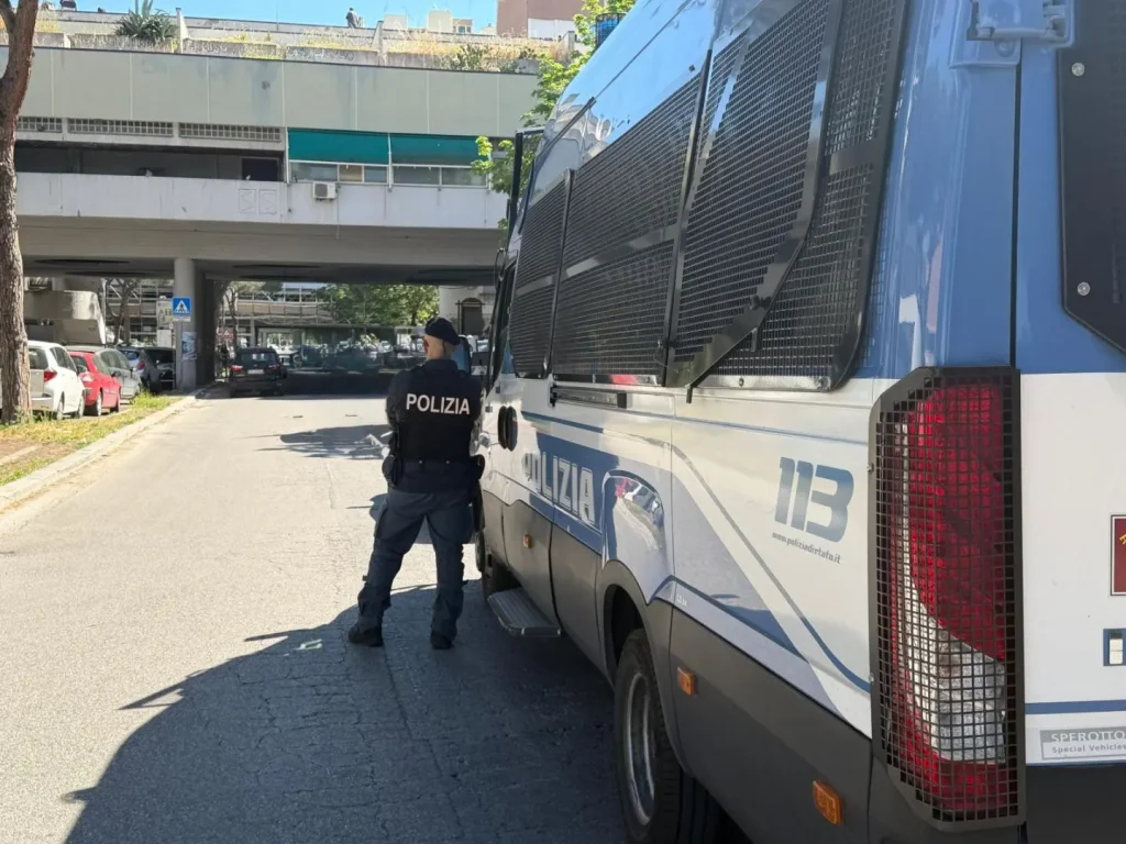 Sgombero all’alba del centro sociale L38 Squat di Roma: intervento della Polizia in video.