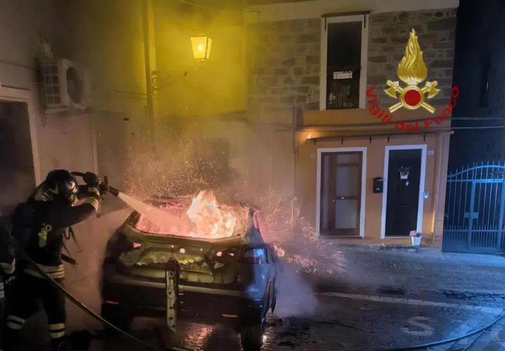 Incendio a Sant’Antioco: auto in fiamme danneggia abitazione vicina nella notte.