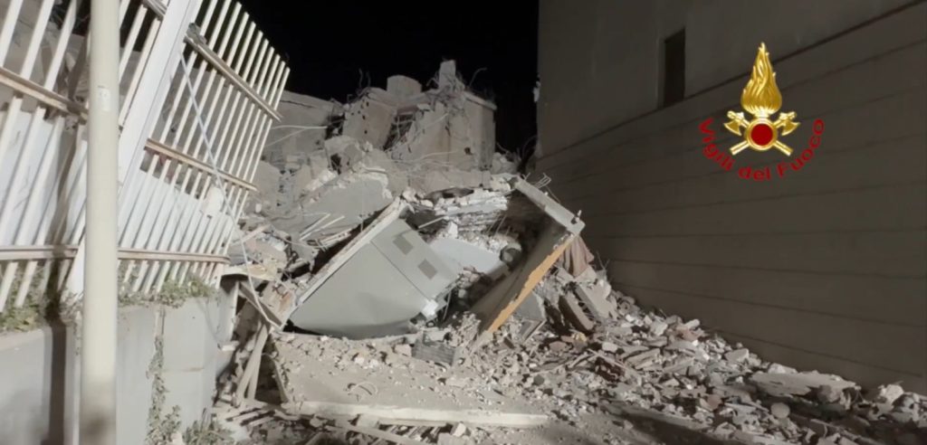 Crolla parte della Vela Rossa a Scampia: nessun ferito, guarda il video.