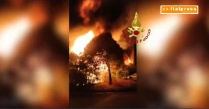 Incendio devastante in un autodemolizione a Settimo Milanese: guarda il video.