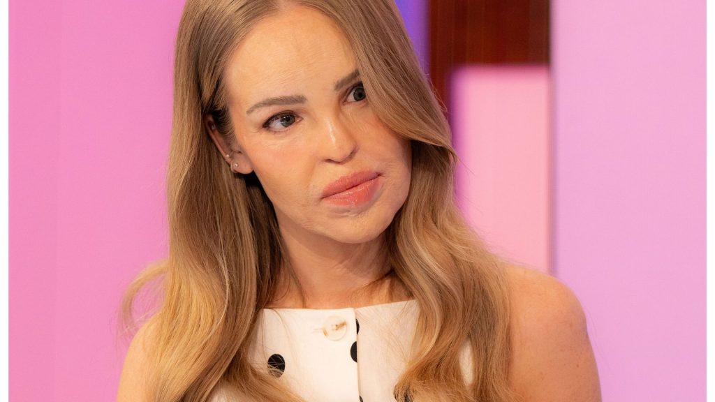 Katie Piper sfoggia un raffinato gilet a pois, must-have estivo per ogni occasione.