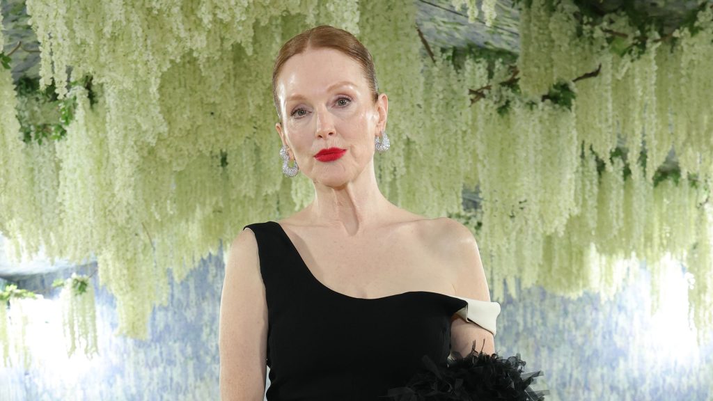 Julianne Moore’s 2026 Met Gala Look: Effortless Elegance and Timeless Style Secrets Revealed