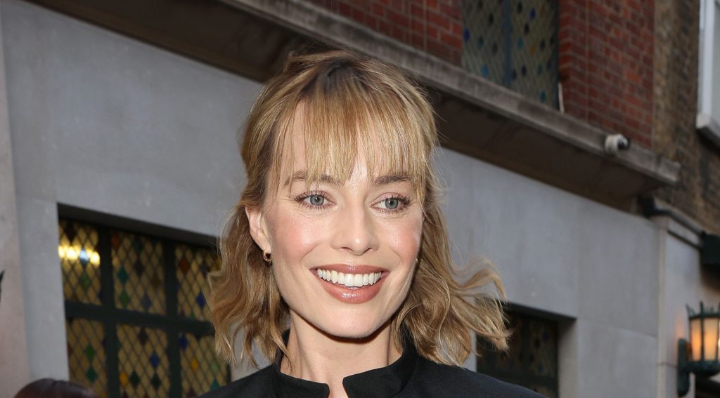 Margot Robbie indossa una giacca militare, segnando il ritorno di un trend dei Noughties.