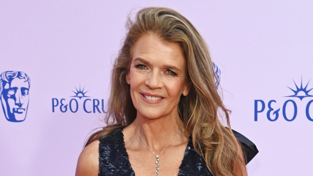 Annabel Croft sfila ai BAFTA: l’eleganza dei paillettes per tutte le stagioni.