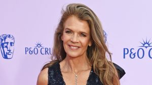 Annabel Croft sfila ai BAFTA: l’eleganza dei paillettes per tutte le stagioni.