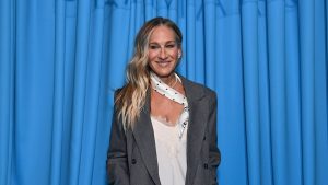 Sarah Jessica Parker dimostra come rendere l’outfit Primark chic e sofisticato.