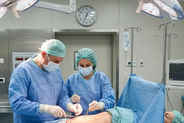 Ventre piatto e tonico: come può aiutare la chirurgia estetica