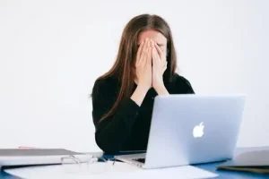 Burnout tra docenti: emergenza crescente tra burocrazia e carico di lavoro eccessivo.