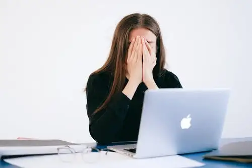 Burnout tra docenti: emergenza crescente tra burocrazia e carico di lavoro eccessivo.
