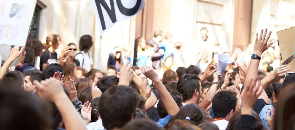 Sciopero scolastico: studenti protestano contro la riforma degli istituti tecnici per difendere il futuro.