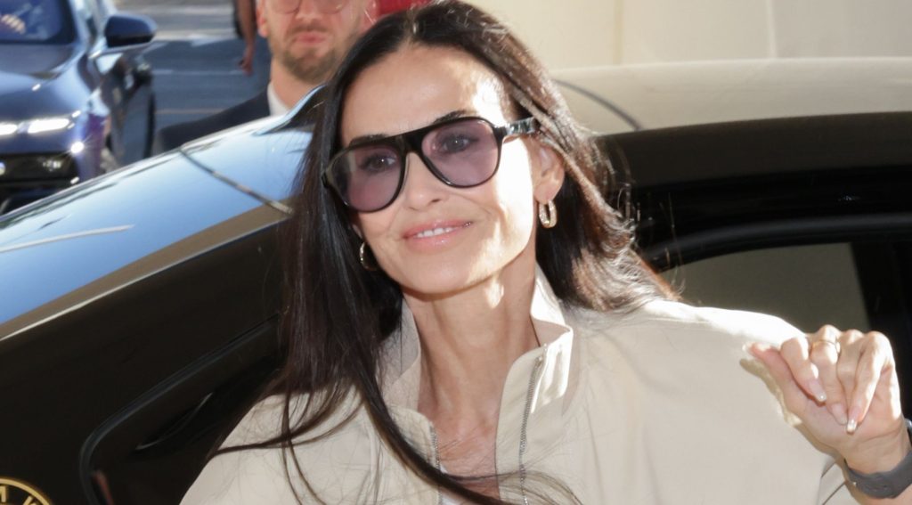 Demi Moore: look primaverile con jeans dritti, bomber e mocassini, sempre al passo con le tendenze.