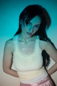 Arisa svela “Rugiada”, il nuovo singolo che incanta il pubblico con emozioni intense