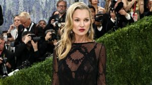 Kate Moss al Met Gala: il ritorno del dressing trasparente, un trend che continua.