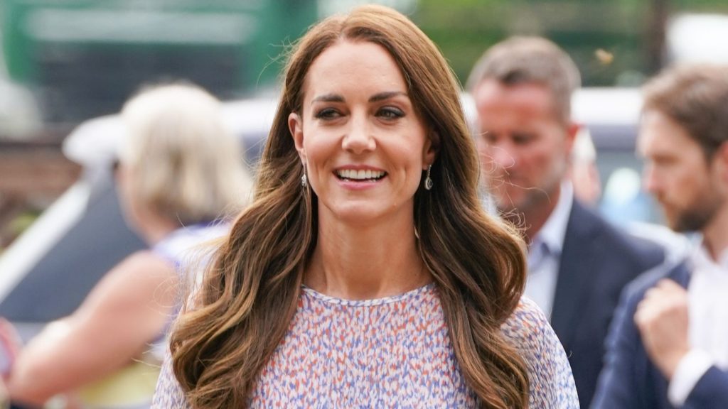 Il vestito midi fluido di Kate Middleton e le espadrillas: look elegante per l’estate.