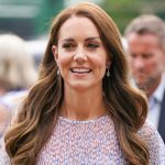 Il vestito midi fluido di Kate Middleton e le espadrillas: look elegante per l’estate.