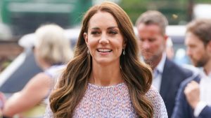 Il vestito midi fluido di Kate Middleton e le espadrillas: look elegante per l’estate.