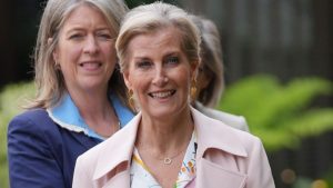 Duchess Sophie sceglie pantaloni rosa al Chelsea Flower Show: borsa Radley in saldo!