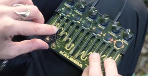 Kalimba Bastl: un sintetizzatore unico che si comporta come un pianoforte a pollice.