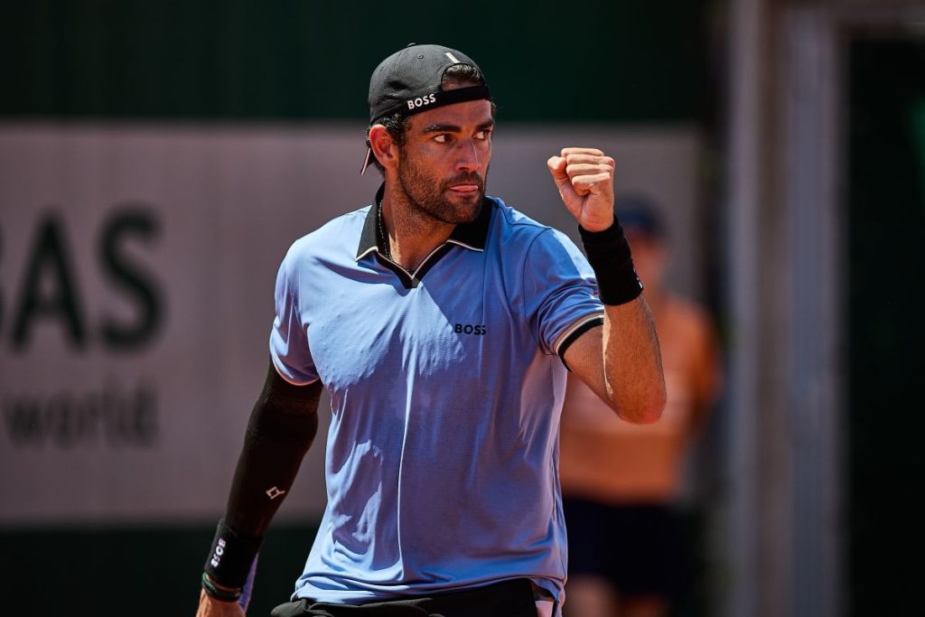 Berrettini, Cobolli e Arnaldi avanzano al terzo turno a Parigi; Darderi eliminato.