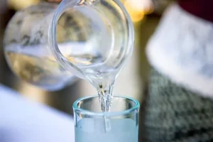 Momenti ideali della giornata per bere acqua e migliorare benessere e energia