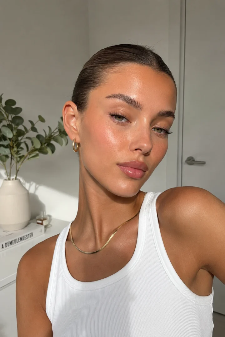 Clean girl aesthetic e pressione sociale: il lato nascosto dell’estetica “perfetta” sui social