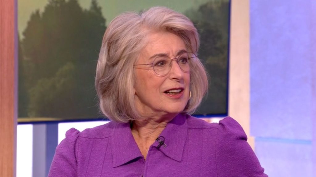 Maureen Lipman sfoggia un vivace jumpsuit: il must-have della stagione!