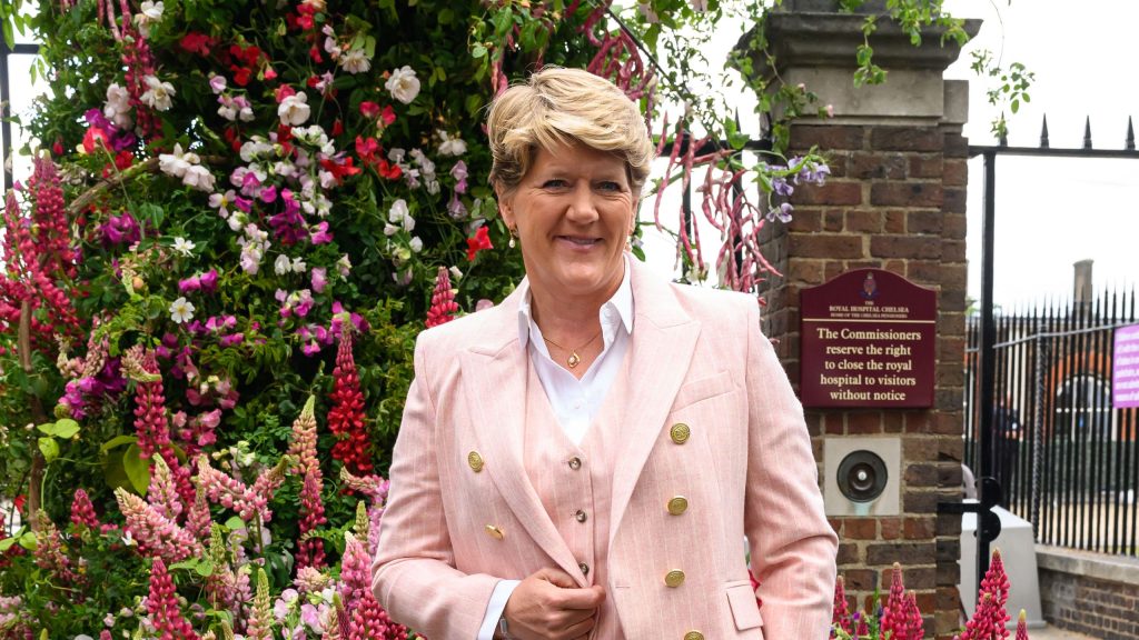 Clare Balding sfoggia un elegante completo rosa al Chelsea Flower Show: un’alternativa ai vestiti floreali.