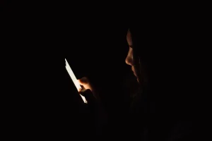 Funzioni speciali di app e telefoni per proteggerti da spyware e garantire la tua sicurezza.