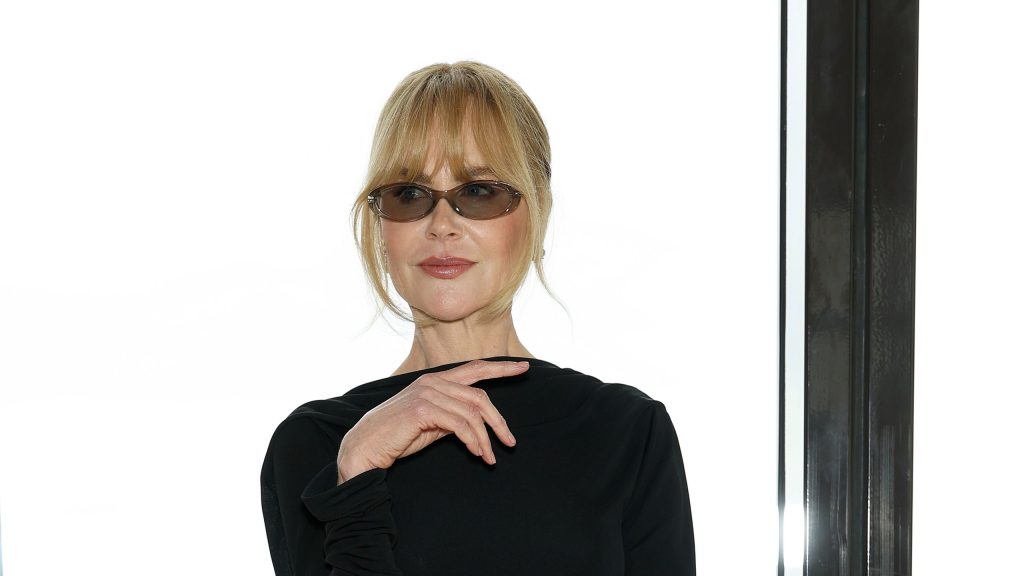 Nicole Kidman dimostra che un vestito nero è sempre elegante, anche tra colori trendy.