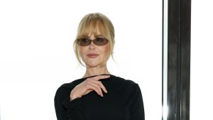Nicole Kidman dimostra che un vestito nero è sempre elegante, anche tra colori trendy.
