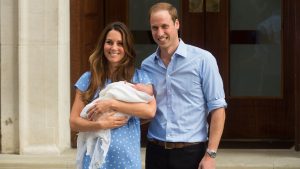 Kate Middleton si oppose alle tradizioni reali con la nascita di George, sostenuta da William.