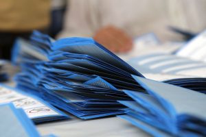Urne aperte in 743 Comuni: affluenza al 34,5% con 6,2 milioni di votanti.