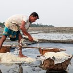 Fattori climatici minacciano il successo dei contadini di sale in Bangladesh.