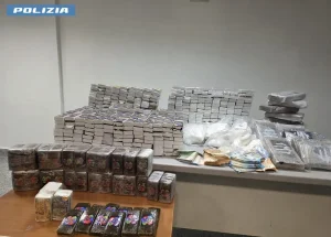 Scoperto magazzino di 150 kg di droga a Roma: due arresti effettuati.