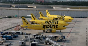 Spirit Airlines chiude e annulla migliaia di voli da un giorno all’altro.